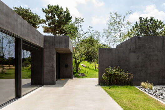 Charcoal Haus / moc architects - Exterior Photography, Concrete, Garden
