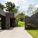 Charcoal Haus / moc architects - Exterior Photography, Commercial Architecture, Garden