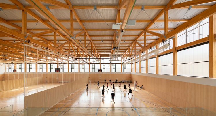 Pavelló poliesportiu de l'Oest / Carlota Sanz Ortega + Jordi Grané Aran - Gimnasio