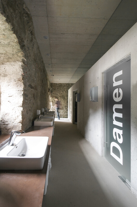Castle Ruin Reichenau / [tp3] architekten - Interior Photography, Bathroom, Concrete