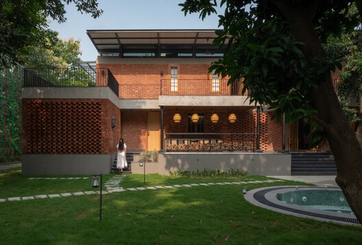 The Gorakhpur Farmhouse / DW5 Architects