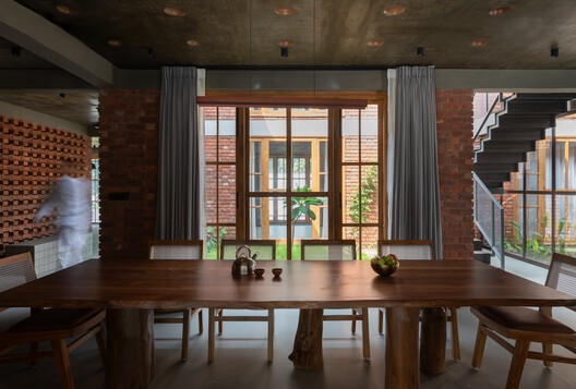 The Gorakhpur Farmhouse / W5 Architects - Interior Photography, Dining room, Wood, Table, Chair, Brick, Beam