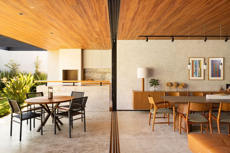 Casa Cidu / Esquadra Arquitetos - Fotografia de Interiores, Sala de Jantar, Madeira, Mesa, Cadeira, Iluminação