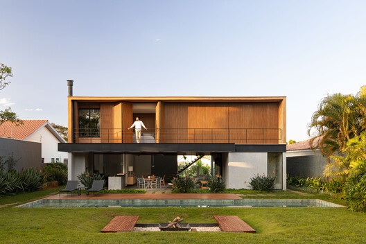 Casa Cidu / Esquadra Arquitetos - Fotografia de Exterior, Porta, Balcão