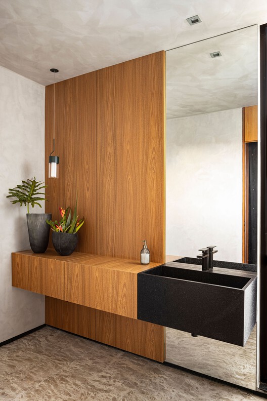 Casa Cidu / Esquadra Arquitetos - Fotografia de Interiores, Madeira, Pia, Bancada, Banheiro