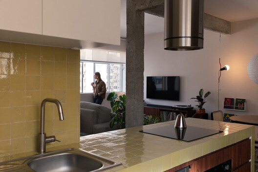 Apartamento FR / SUMA arquitetura - Fotografia de Interiores, Cozinha, Bancada, Madeira, Iluminação, Pia