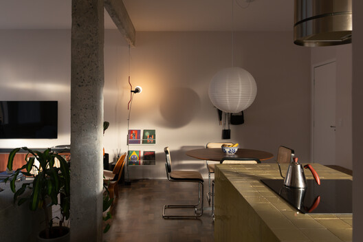 Apartamento FR / SUMA arquitetura - Fotografia de Interiores, Iluminação, Cadeira, Mesa