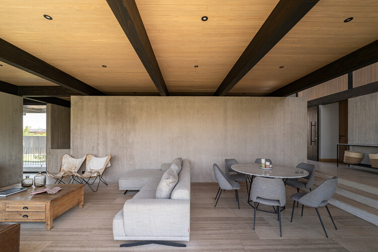 Casa Piedra Roja / PAR Arquitectos - fotografía de interiores, sala, madera, sillas