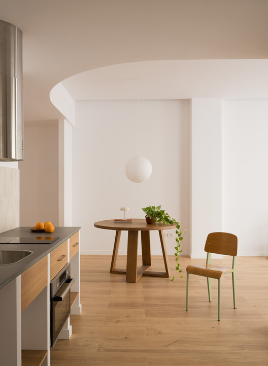 Transformación de local comercial abandonado en residencias, Valencia, España / Ui Studio - fotografía de interiores, cocina, madera, mesa, sillas