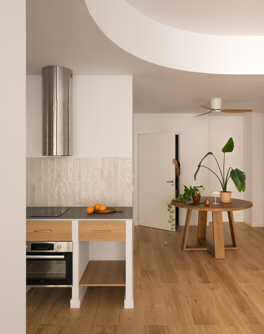 Conversión de un local comercial en desuso en vivienda, Valencia, España / Ui Studio - Fotografía interior, Cocina, Madera, Sillas, Encimera