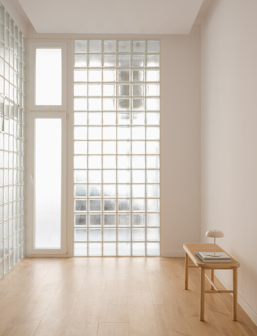 Transformación de local comercial abandonado en residencias, Valencia, España / Ui Studio - fotografía de interiores, madera, vidrio