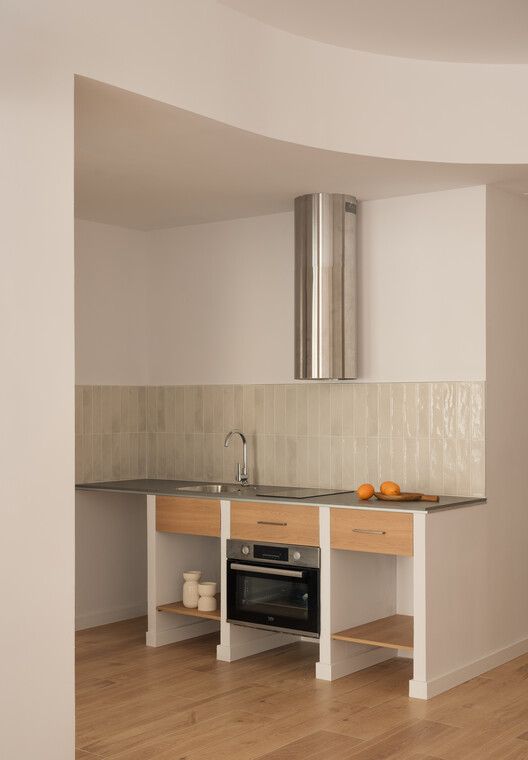 Reforma de local comercial abandonado para convertirlo en residencia, Valencia, España / Ui Studio - fotografía de interiores, cocina, madera, encimeras, iluminación