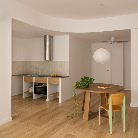 Conversión de un local comercial en desuso en vivienda, Valencia, España / Ui Studio - Fotografía interior, Cocina, Madera, Iluminación, Mesas, Sillas