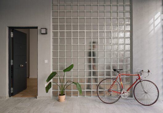 Conversión de un local comercial en desuso en vivienda, Valencia, España / Ui Studio - Fotografía interior