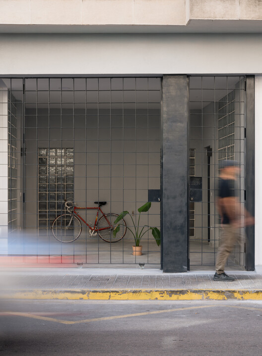 Conversión de un local comercial en desuso en vivienda, Valencia, España / Ui Studio - Fotografía interior, Concreto