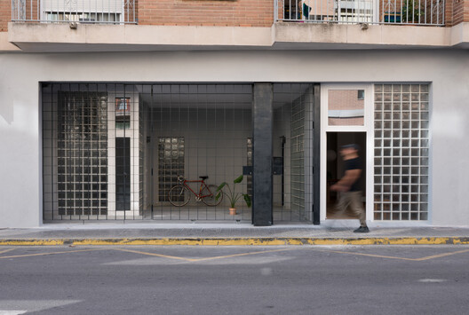 Conversión de un local comercial en desuso en vivienda, Valencia, España / Ui Studio - Fotografía exterior, Concreto, Puerta