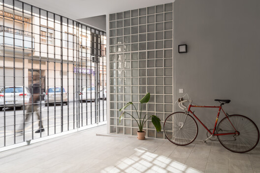 Conversión de un local comercial en desuso en vivienda, Valencia, España / Ui Studio - Fotografía interior, Concreto