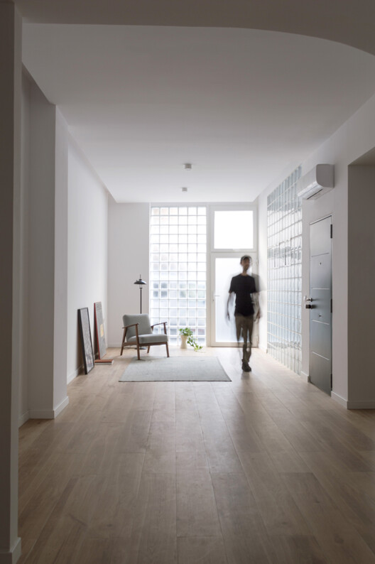 Conversión de un local comercial en desuso en vivienda, Valencia, España / Ui Studio - Fotografía interior, Madera, Iluminación
