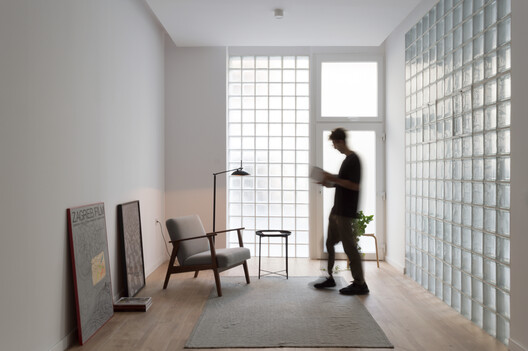 Conversión de un local comercial en desuso en vivienda, Valencia, España / Ui Studio - Fotografía interior, Vidrio