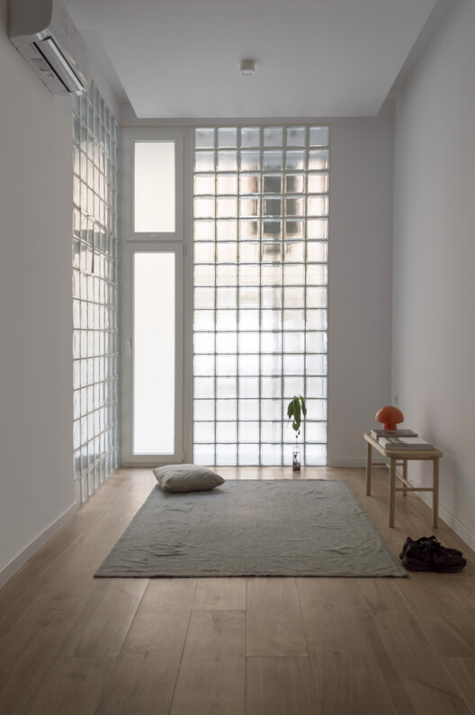 Conversión de un local comercial en desuso en vivienda, Valencia, España / Ui Studio - Fotografía interior, Madera, Vidrio