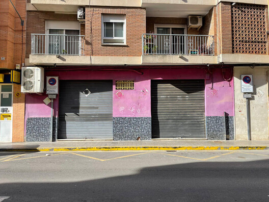Conversión de un local comercial en desuso en vivienda, Valencia, España / Ui Studio - Fotografía exterior, Puerta, Concreto
