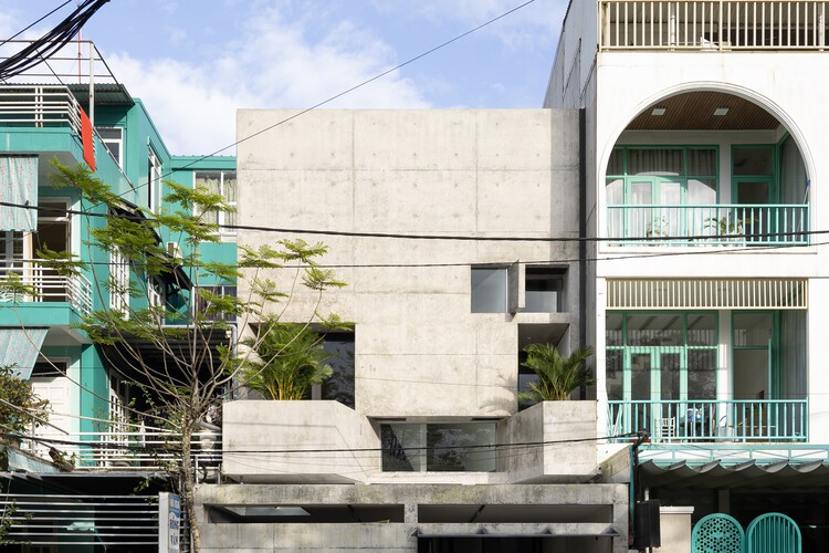 X House / Cote Architects - Exterior Photography, Stairs, Balcony, Concrete, Handrail