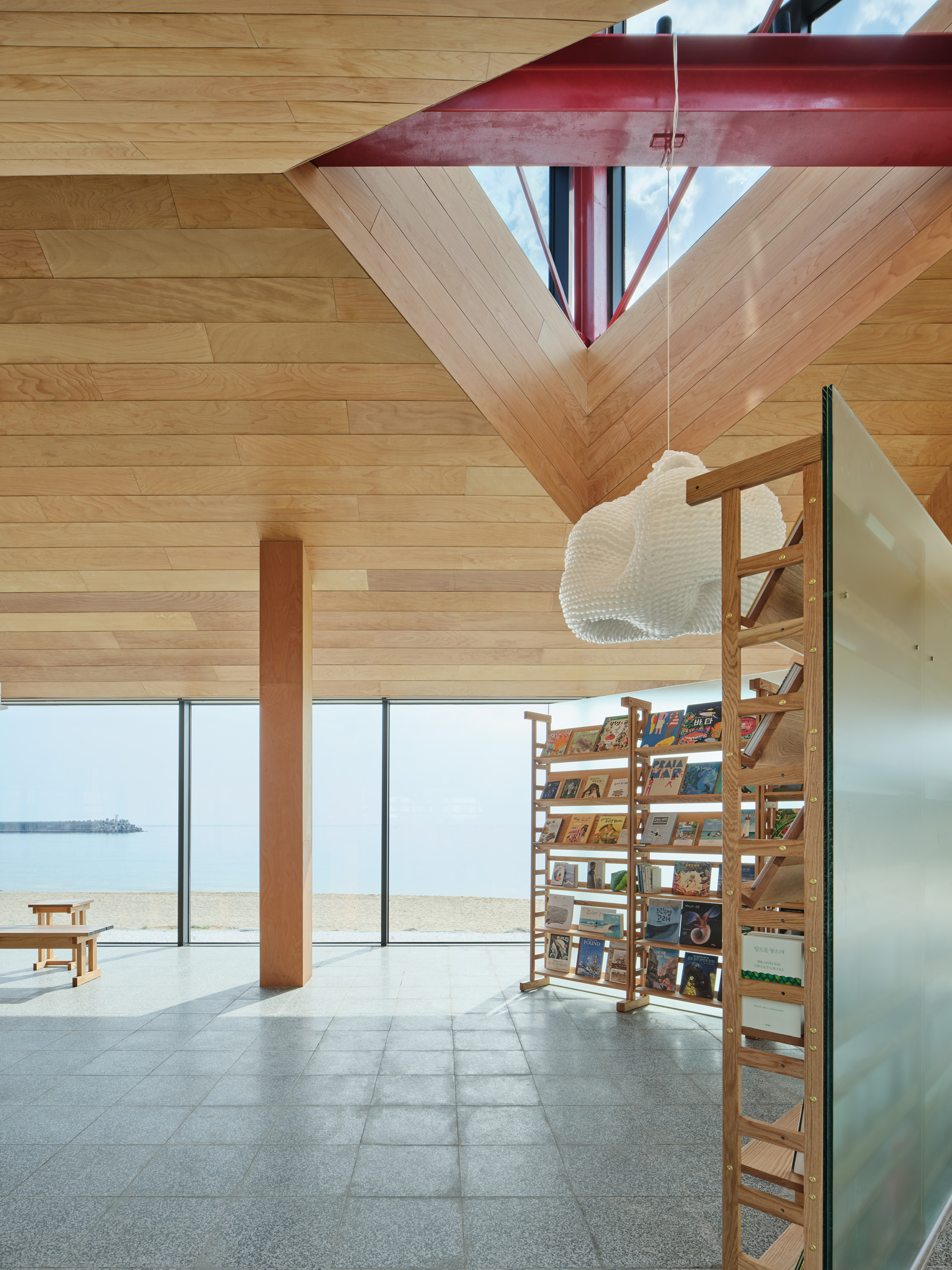 Waveworks Yangyang Workation Center / Chakchak Studio