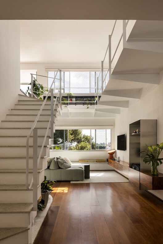 Apartamento Uirapuru / SUMA arquitetura - Fotografia de Interiores, Sala de Estar, Escada, Corrimão