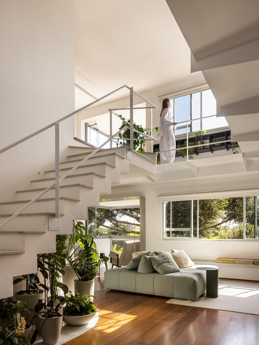 Apartamento Uirapuru / SUMA arquitetura - Fotografia de Interiores, Sala de Estar, Escada, Cadeira, Corrimão