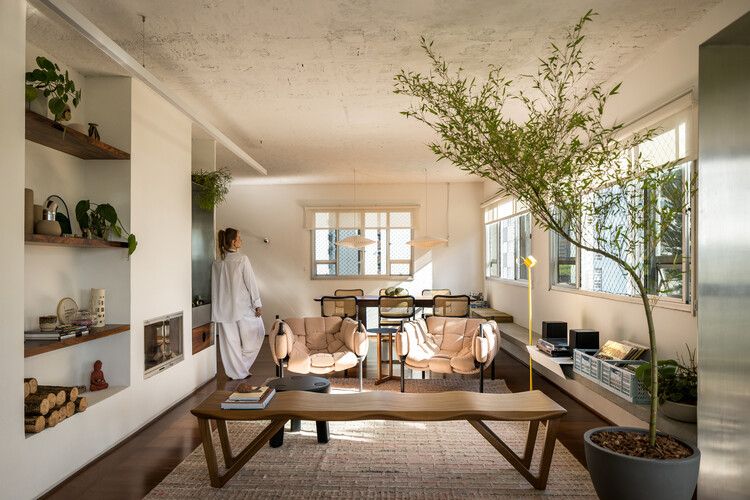 Apartamento Uirapuru / SUMA arquitetura - Fotografia de Interiores, Sala de Estar, Madeira, Mesa, Iluminação, Cadeira, Vidro