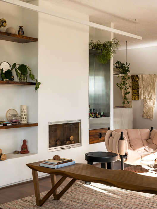 Apartamento Uirapuru / SUMA arquitetura - Fotografia de Interiores, Madeira, Iluminação, Mesa, Prateleira, Cadeira