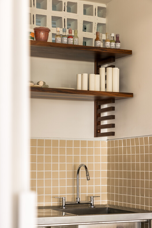 Apartamento Uirapuru / SUMA arquitetura - Fotografia de Interiores, Banheiro, Madeira, Prateleira, Bancada, Pia