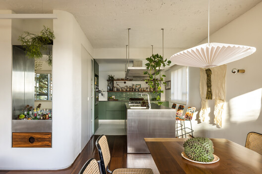 Apartamento Uirapuru / SUMA arquitetura - Fotografia de Interiores, Madeira, Iluminação, Mesa, Cadeira