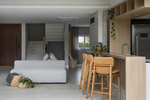 Cube House / Estúdio Convexo Arquitetura Cube House / Estúdio Convexo Arquitetura - Interior Photography, Dining room, Wood, Lighting, Table, Chair