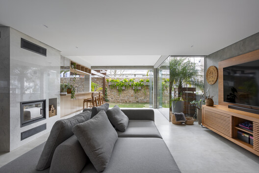 Cube House / Estúdio Convexo Arquitetura Cube House / Estúdio Convexo Arquitetura - Interior Photography, Living Room, Sofa, Wood, Lighting, Table