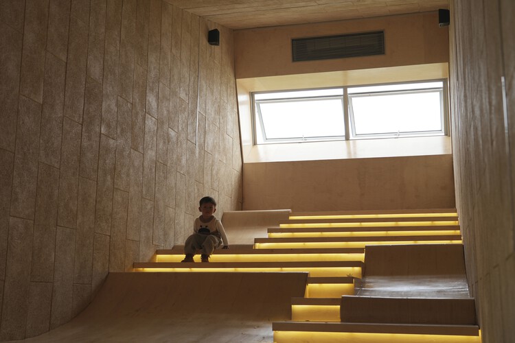 Instalación en la Nube/Práctica de la Tierra + Estudio de Incrementos - Fotografía de Interiores, Escaleras, Madera