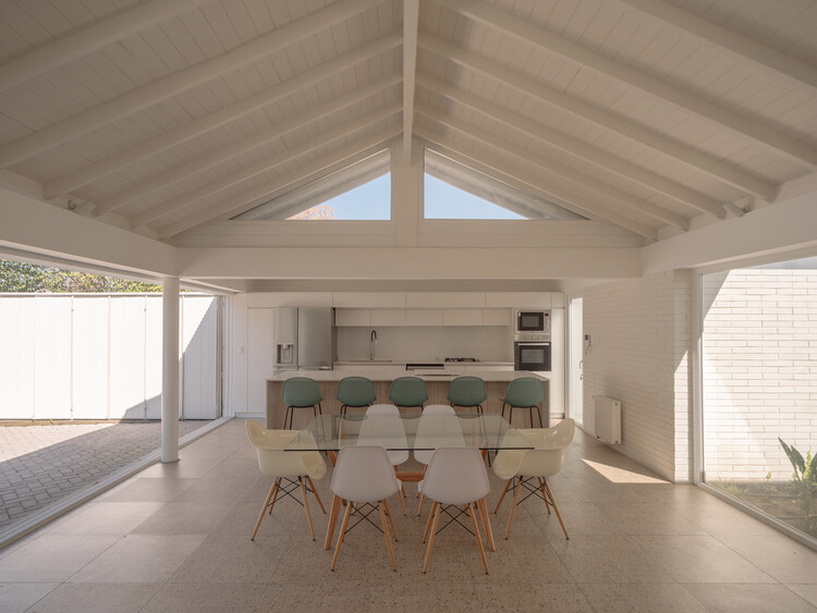 Casa el Aromo / Duarte Fournies Arquitectos - Fotografía de interiores, comedor, madera, vigas fijas, sillas
