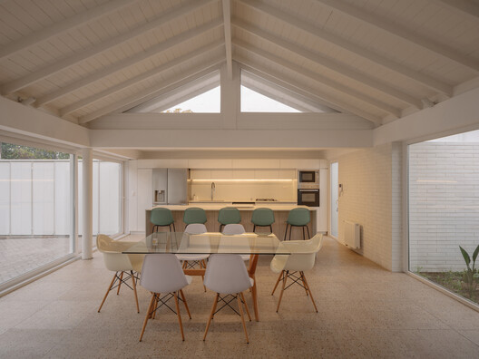 Casa el Aromo / Duarte Fournies Arquitectos - Fotografía interior, Comedor, Madera, Sillas, Fijación Vigas