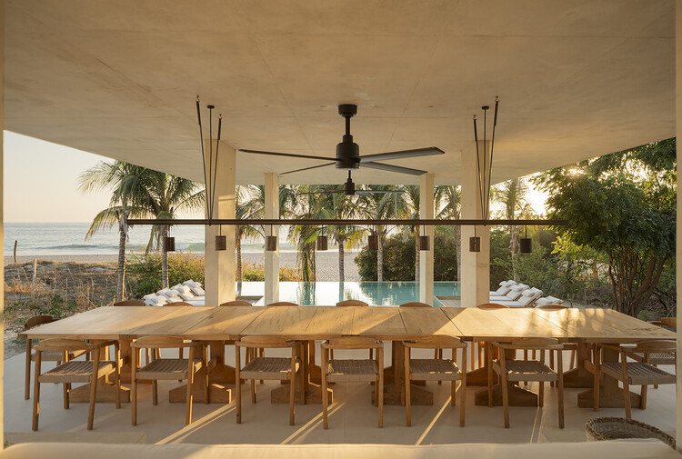 Ohana / Casa Vertebral - fotografía de interiores, comedor, madera, sillas, vigas fijas