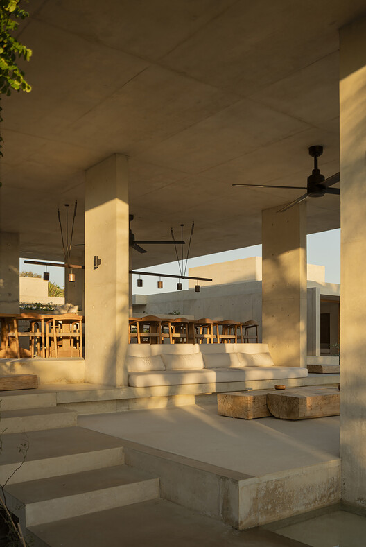 Ohana / Casa Vertebral - Fotografía de interiores, madera, hormigón, columnas, fijación de vigas
