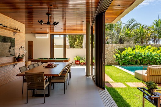 MFGT House / Juliana Martins Arquitetura MFGT House / Juliana Martins Arquitetura - Interior Photography, Dining room, Wood, Table, Chair