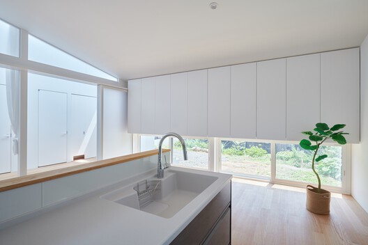 Sandwich House / NoMaDoS - Interior Photography, Kitchen, Wood, Countertop, Lighting, Glass, Sink