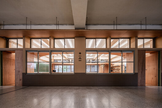 Qingshan Forest Junior High School Classroom / 317designstudio - Interior Photography, Wood, Lighting, Glass