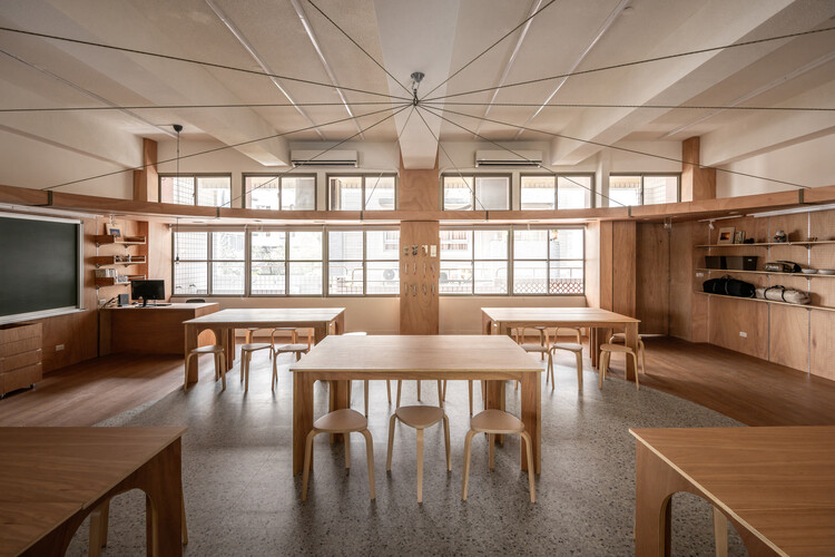 Aula de la Escuela Secundaria de Qingshan Forest / 317designstudio - Fotografía interior, Comedor, Madera, Iluminación, Mesas, Sillas