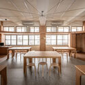 Aula de la Escuela Secundaria de Qingshan Forest / 317designstudio - Fotografía interior, Interiores Educativos, Iluminación, Mesas, Sillas