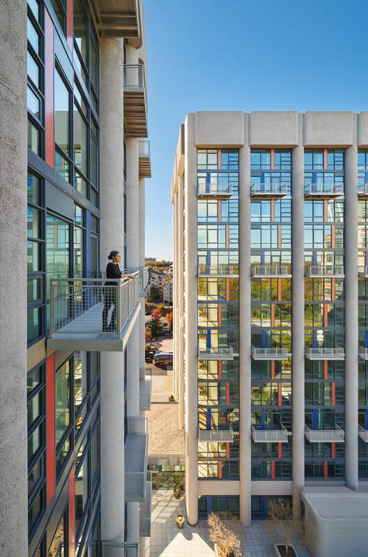 “Coming Together” Exhibition in Washington Explores Post-Pandemic Transformations of Community and Public Spaces “Coming Together” Exhibition in Washington Explores Post-Pandemic Transformations of Community and Public Spaces - Image 5 of 23