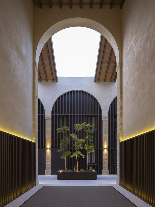 De la Riva Sherry Homes / Juan Vega Arquitectos - Interior Photography, Arch, Column, Arcade, Courtyard