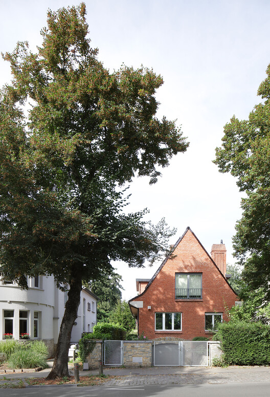 Meandering Furniture Villa Renovation / Atelier Tom Vanhee