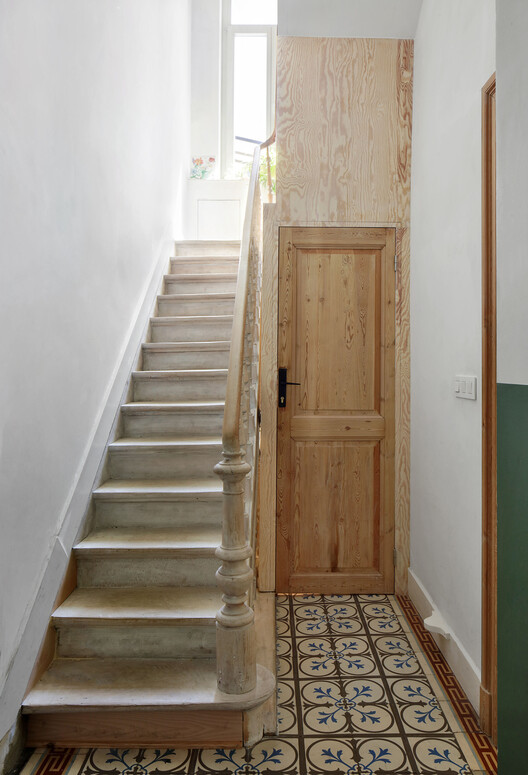 Butterfly Townhouse / Atelier Tom Vanhee - Interior Photography, Stairs, Wood, Door, Handrail