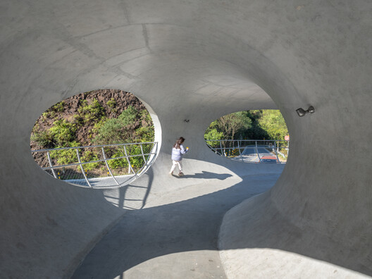 Resting Loop with Views / HCCH Studio - Interior Photography, Concrete